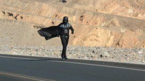 Corre a 53 grados vestido de Darth Vader en busca del récord Guinness