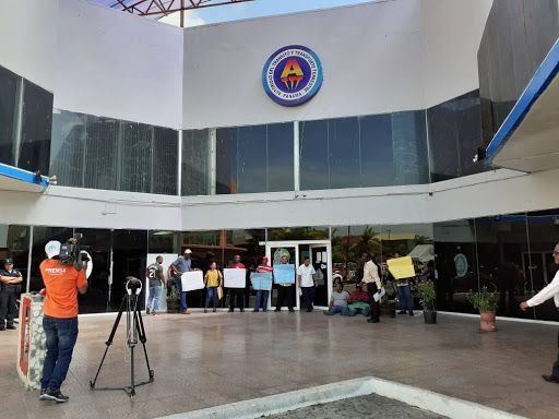 Transportistas de Colón se encadenan en la ATTT,  exigen certificados de operación