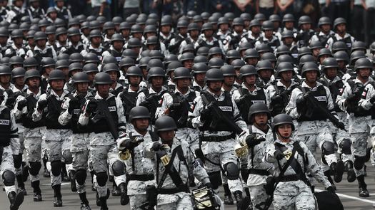 Cuando López Obrador luchaba por llegar a la presidencia, había abogado por sacar al Ejército de las calles donde las fuerzas armadas luchaban contra los cárteles, sobre todo desde 2006.&nbsp;