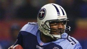 Quarterback Steve McNair anuncia su retiro