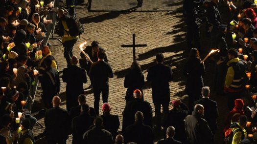 Familia colombiana y egipcia cargarán la cruz en Vía Crucis de Roma