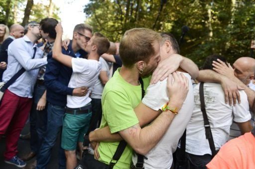 Con besos, rusos protestan contra Gobierno anti gay