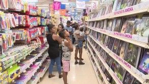 Padres de familia realizan compras de útioñes escolares