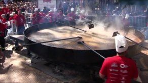 Cocinan en Uruguay el guiso de lentejas más grande del mundo