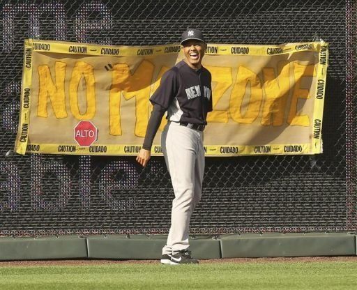 Mariano Rivera ríe tras regresar al estadio de Kansas City