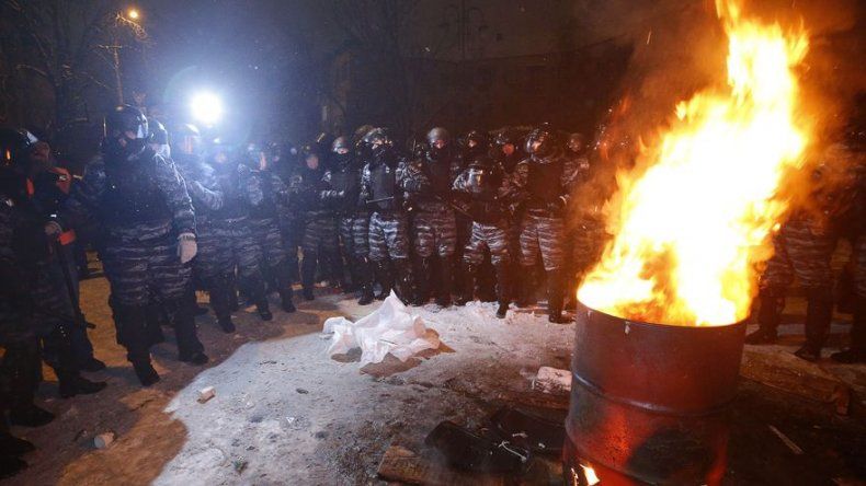 Policía choca con manifestantes en Kiev