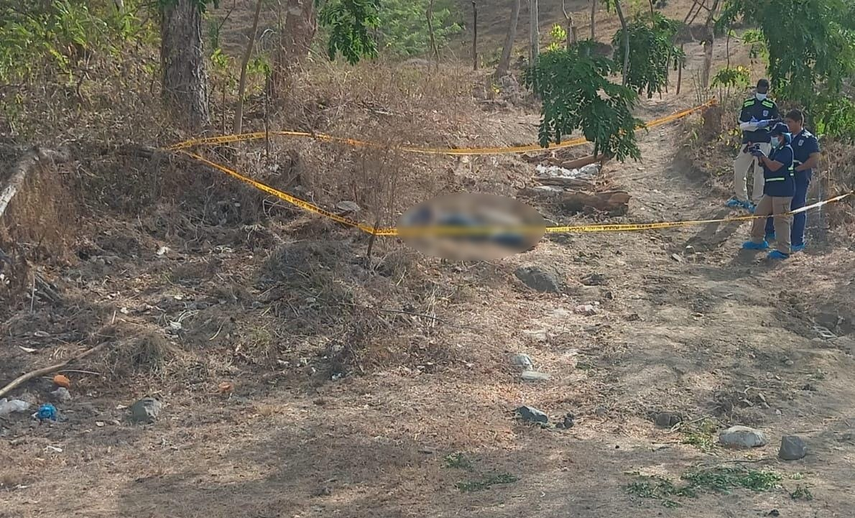 La policía investiga el hallazgo de un cadáver en la Autopista Panamá-Colón.