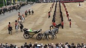 Solemne desfile militar en Londres por el 90 cumpleaños de Isabel II