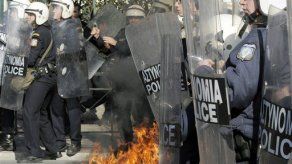Grecia: Jovenes atacan instalaciones de la policía