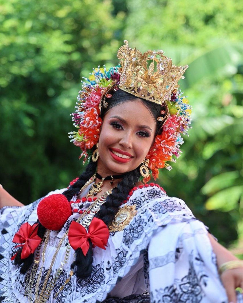 Reinas participan en la Cabalgata en Honor a Santa Librada