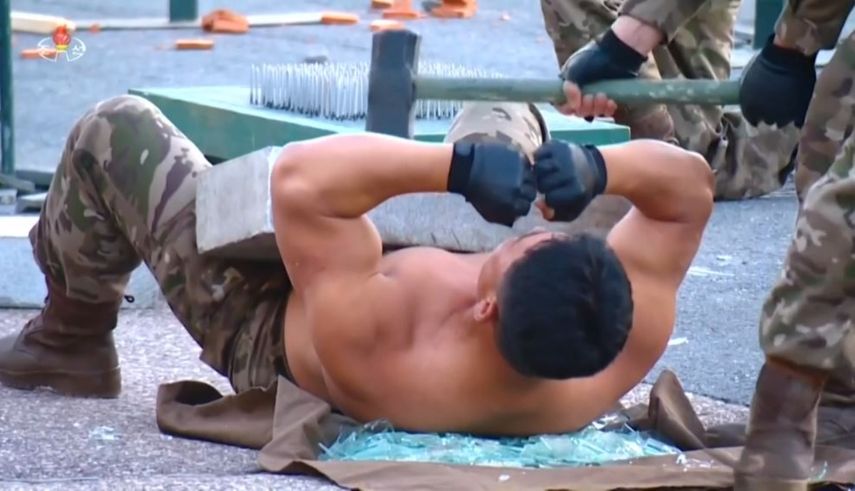 Militares norcoreanos dan brutal muestra de fuerza, valentía y moral