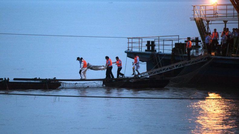 Aumentan a 434 los cadáveres rescatados del naufragio en el río Yangtsé