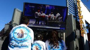 Cientos de seguidores de Jenni siguieron el funeral en pantalla gigante