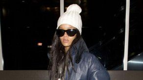 Rihanna acusa a sus contables de dejarla en bancarrota