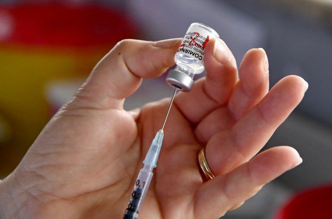 La aprobación completa permitiría a Pfizer vender la vacuna directamente a los consumidores y cambiar su precio.