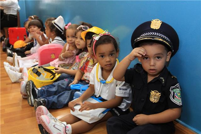 Estudiantes celebran el día del trabajador vistiéndose de profesiones
