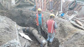 Realizan reparación de tubería que afecta suministro de agua en sectores de San Miguelito