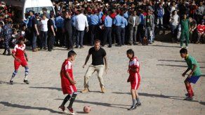 Beckham juega al fútbol con niños en Nepal