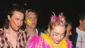 Miley celebra su cumpleaños con alocada fiesta con pene gigante