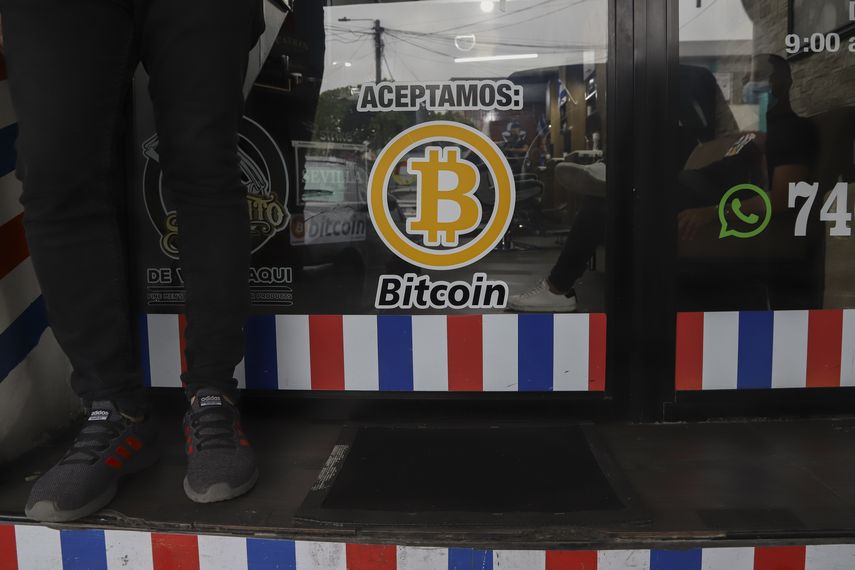 Logo de Bitcoin en un comercio de El Salvador.