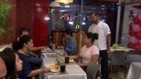 El chef Edy Acedo dio a degustar su salsa ganadora a fanáticos de Top Chef