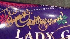 Victoria Beckham pide un autógrafo a Lady Gaga