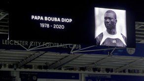 Fulham rinde tributo a Diop al vencer 2-1 a Leicester