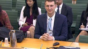 Científico en centro de escándalo Facebook compareció ante Parlamento británico