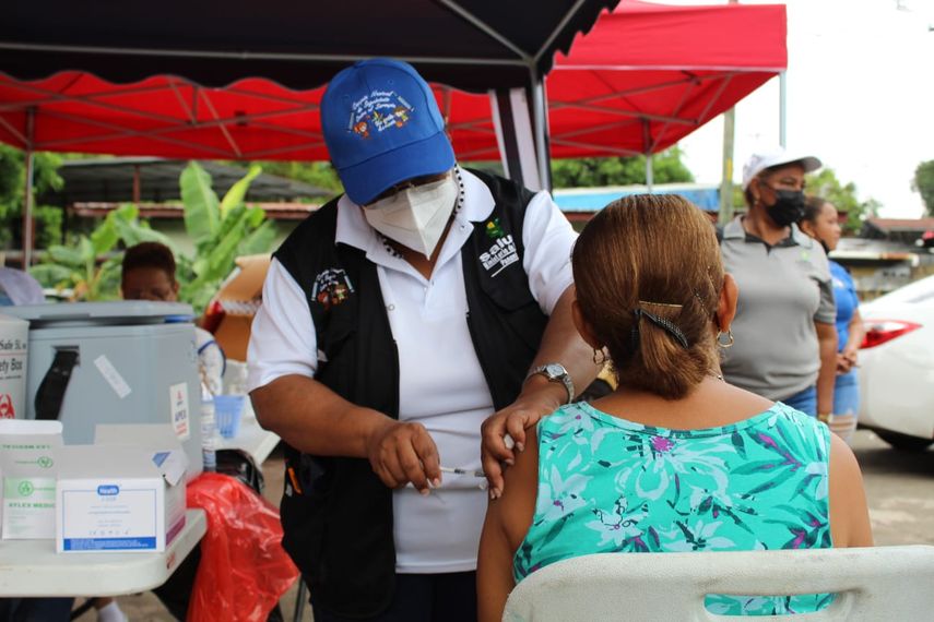 Personal de salud aplica la vacuna contra la influenza.