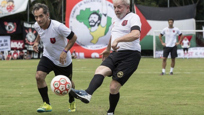 Lula y Chico Buarque se visten de corto para inaugurar campo en una escuela