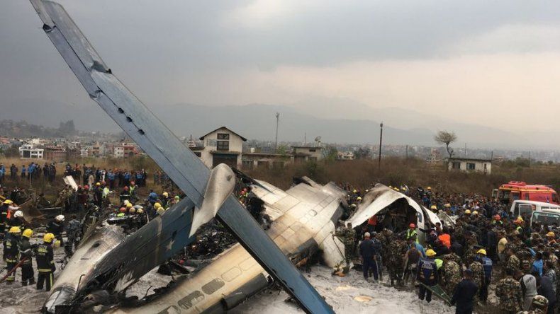 Al menos 38 muertos tras estrellarse un avión en Katmandú