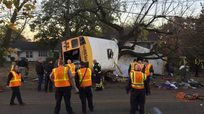 Cinco muertos en choque de autobús escolar en Tennessee