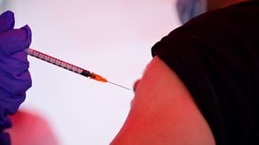 La vacunación con la cuarta dosis se realizará exclusivamente en los hospitales.