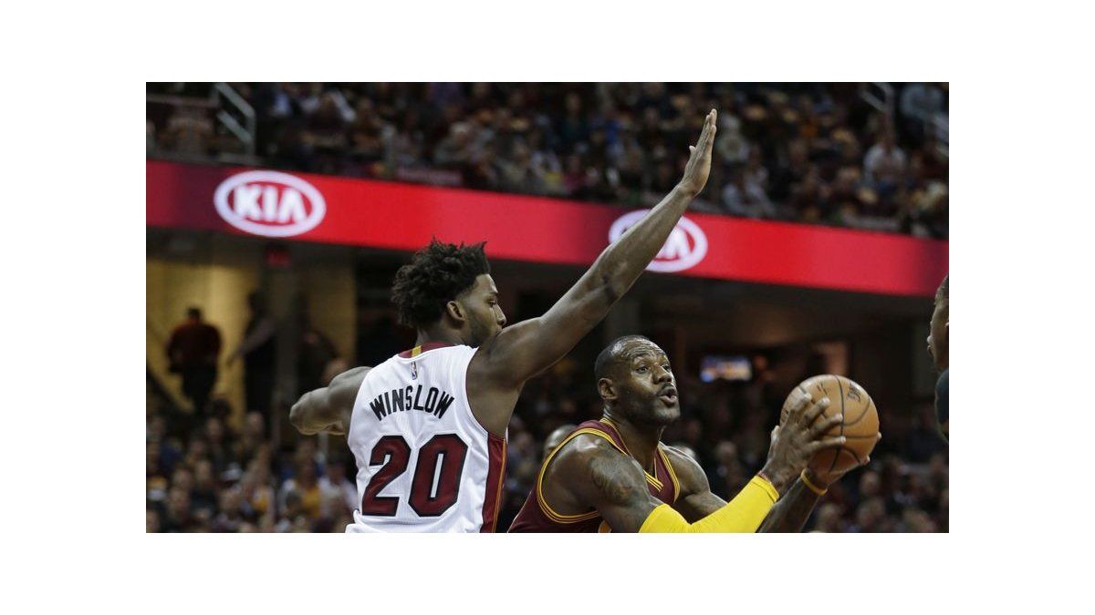Warriors ganan revancha a Rockets; James el duelo con Wade