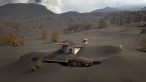 La erupción ha convertido a la isla en un atractivo turístico, especialmente ahora que España se dispone a celebrar el lunes el Día de Todos los Santos.