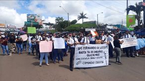 Entre los participantes de la protesta se encuentran miembros de la comunidad educativa del I.P.T. Fernando de Lesseps y del C.E.B.G. Reina Torres de Araúz.