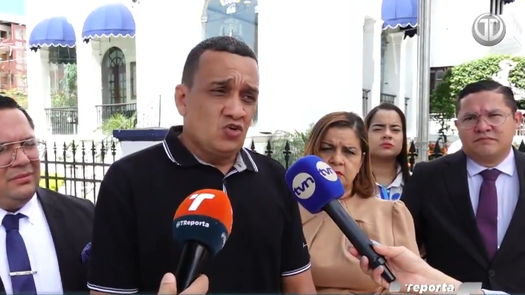 Familiares de paciente fallecida en Ciudad de la Salud presentan querella penal contra médicos. Familiares de paciente fallecida en Ciudad de la Salud presentan querella penal contra médicos.
