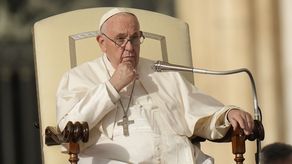El audio con la voz del papa Francisco en el tribunal marcó un nuevo capítulo surreal en un juicio que ya ha dado varios giros conforme los jueces del Vaticano intentan determinar quién es penalmente responsable de perder decenas de millones de euros. El audio con la voz del papa Francisco en el tribunal marcó un nuevo capítulo surreal en un juicio que ya ha dado varios giros conforme los jueces del Vaticano intentan determinar quién es penalmente responsable de perder decenas de millones de euros.