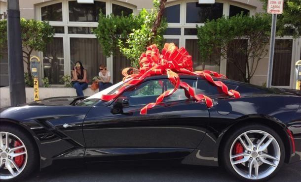 Aparece un Corvette con un lazo rojo de regalo en zona adinerada de San Juan