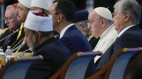 Francisco inauguró una conferencia interreligiosa en la antigua república soviética de Kazajistán y retó a las delegaciones a unirse en la condena a la guerra. Francisco inauguró una conferencia interreligiosa en la antigua república soviética de Kazajistán y retó a las delegaciones a unirse en la condena a la guerra.