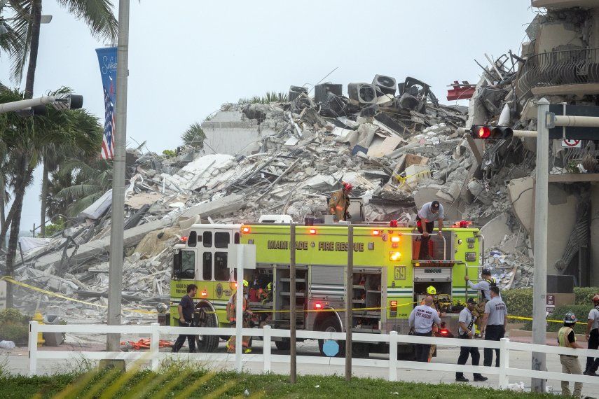 Surfside (United States), 24/06/2021.- Miami-Dade Rescue team is searching in the rubbles of partial collapsed 12-story condominium building in Surfside, Florida, USA, 24 June 2021. Miami-Dade Fire Rescue officials said more than 80 units responded to the collapse at the condominium building near 88th Street and Collins Avenue just north of Miami Beach around 2 a.m. Surfside Mayor Charles W. Burkett said during a press conference that one person has died, and at least 10 others were injured in the accident. (Incendio, Estados Unidos) EFE/EPA/CRISTOBAL HERRERA-ULASHKEVICH