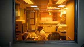 Es verano en Sudáfrica, y muchas reuniones se hacen al aire libre, lo que podría marcar una deferencia entre los contagios de ómicron allí y las olas en Europa y Norteamérica, donde la gente tiende a reunirse en interiores.