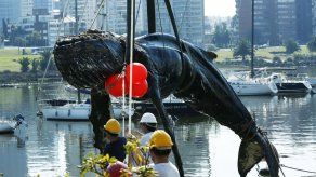 Trasladan muerta a la ballena que encalló en un puerto de Montevideo