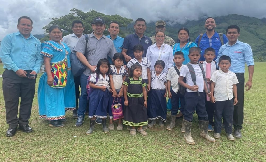 Funcionarios del MEDUCA, docentes y estudiantes beneficiarios de la instalación de aulas modulares. Funcionarios del MEDUCA, docentes y estudiantes beneficiarios de la instalación de aulas modulares.