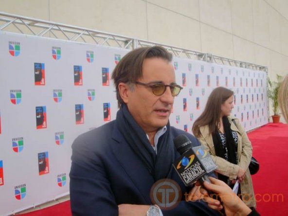 Latinos unen su voz en Somos el mundo