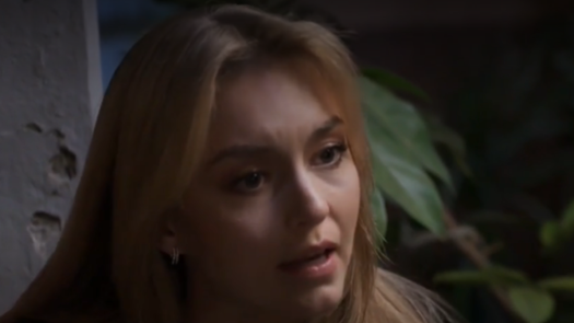 EL AMOR INVENCIBLE | Leona tiene miedo por la vida de Flor