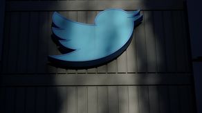 La marca azul era originalmente otorgada a compañías, celebridades, entidades de gobierno y periodistas cuya identidad estaba autentificada por&nbsp; Twitter.