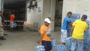 Distribuyen agua embotellada en cárceles de Los Santos y Herrera