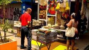 Padres de familia acuden a Salsipuedes para comprar libros de segunda mano