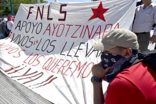 Centenares de estudiantes bloquean la Autopista del Sol en sur de México